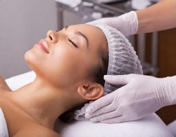 Professionele gezichtsbehandeling Vrouw ontvangt een huidverzorgende gezichtsbehandeling bij Just Your Glow in Maastricht