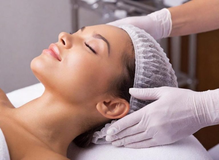 Professionele gezichtsbehandeling Vrouw ontvangt een huidverzorgende gezichtsbehandeling bij Just Your Glow in Maastricht