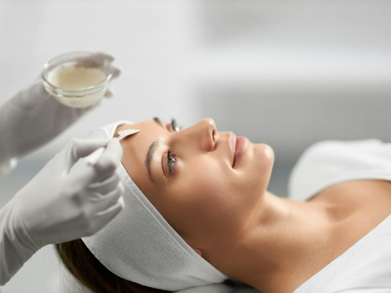 Huidverbetering op maat Vrouw geniet van een huidverbeterende behandeling, volledig afgestemd op haar huidtype