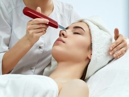 Stralende huid tijdens behandeling Vrouw tijdens een intensieve gezichtsbehandeling voor een gezonde en stralende huid